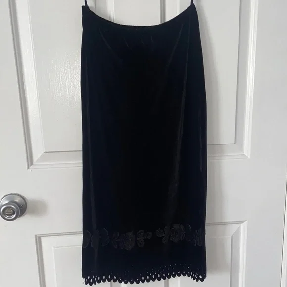 ✨ Luxe Black Velvet Pencil Skirt | Elegant & Timeless Style | Size M - Picture 3 of 8